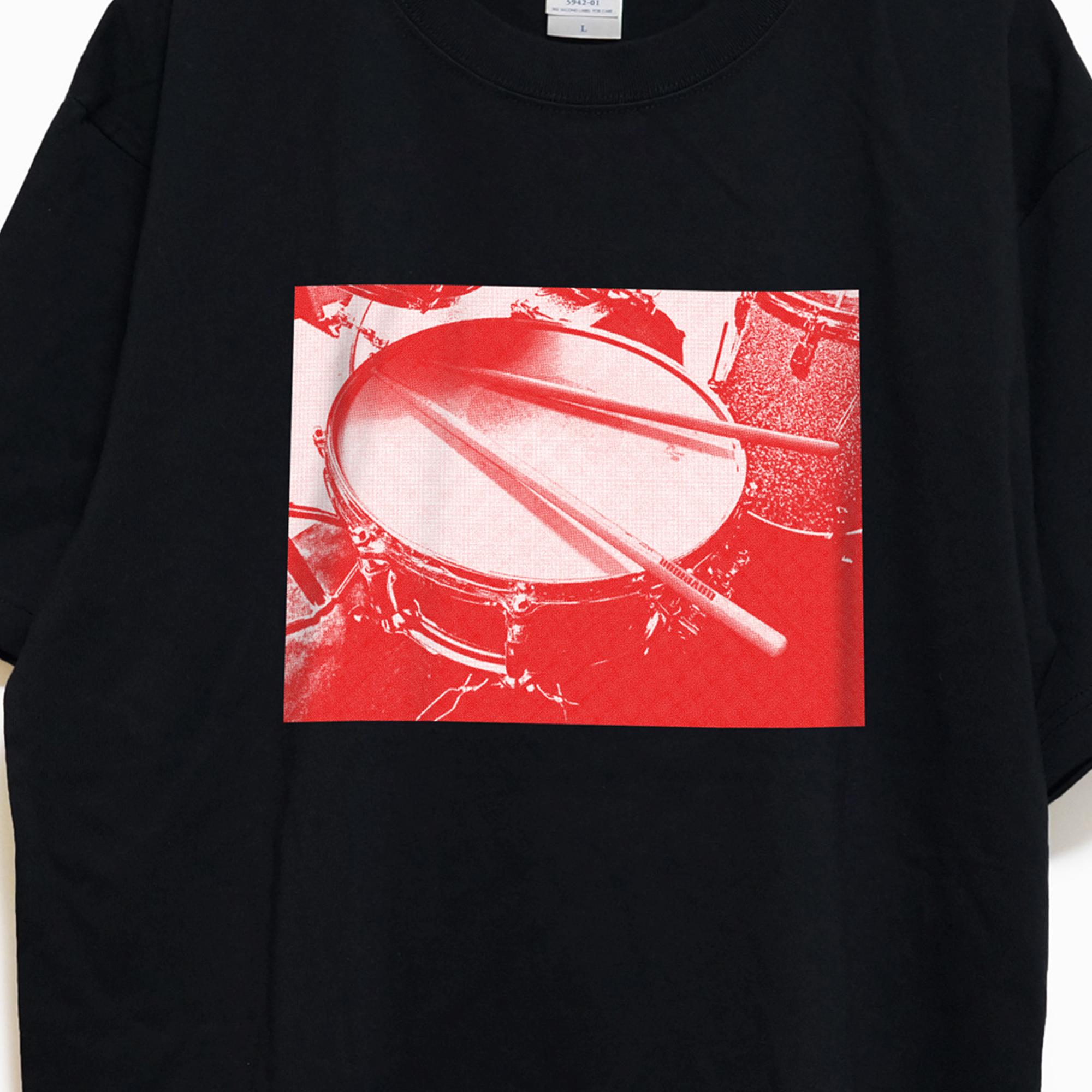 アートなドラムのフォトデザイン② 音楽系Ｔシャツ プレミアム生地【ブラック】やや厚め生地のハイグレード半袖クルーネック | 2枚目