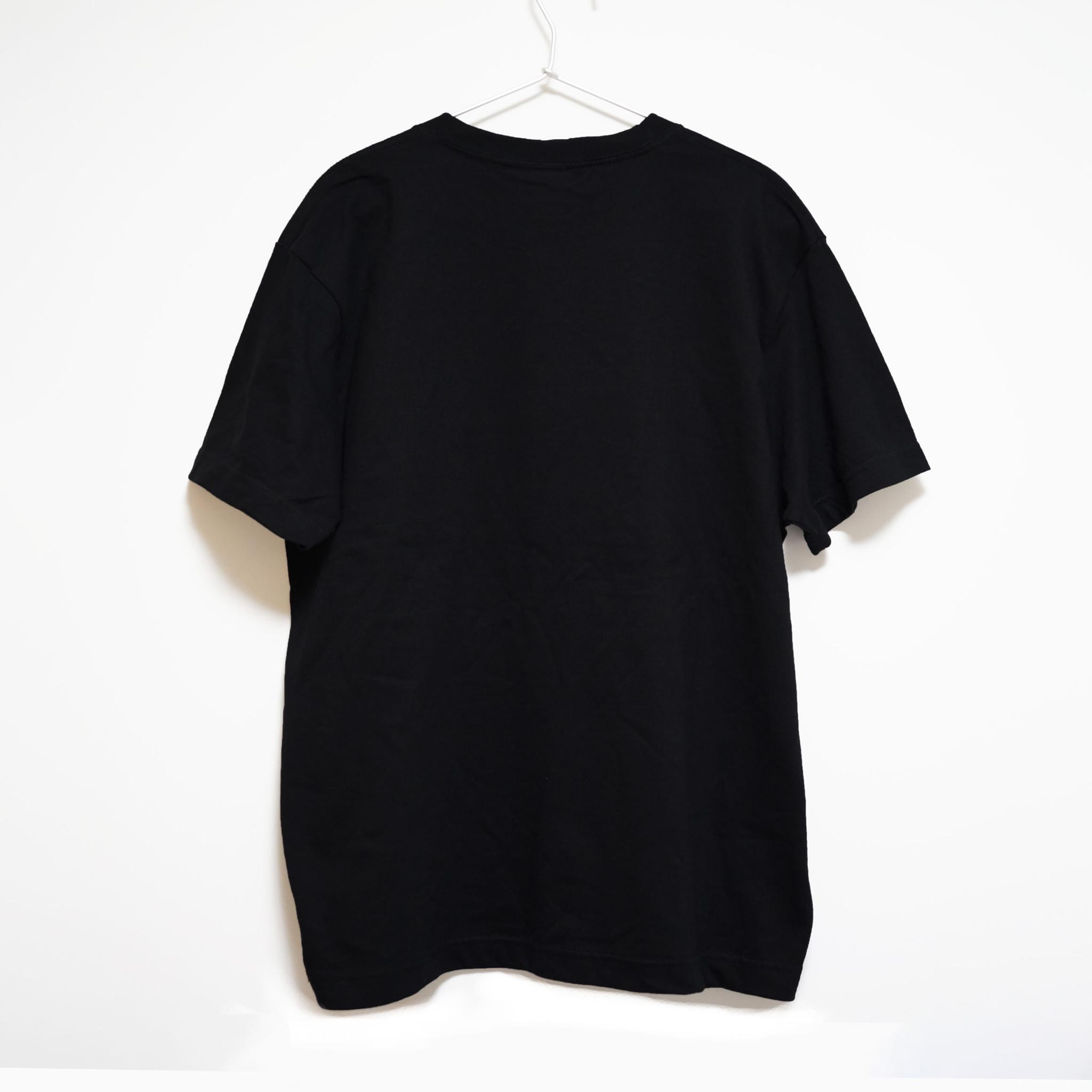 バンドの心臓部を着る！ ドラムセットのイラスト 音楽系Ｔシャツ プレミアム生地 【ブラック】 やや厚めの半袖クルーネック | 3枚目