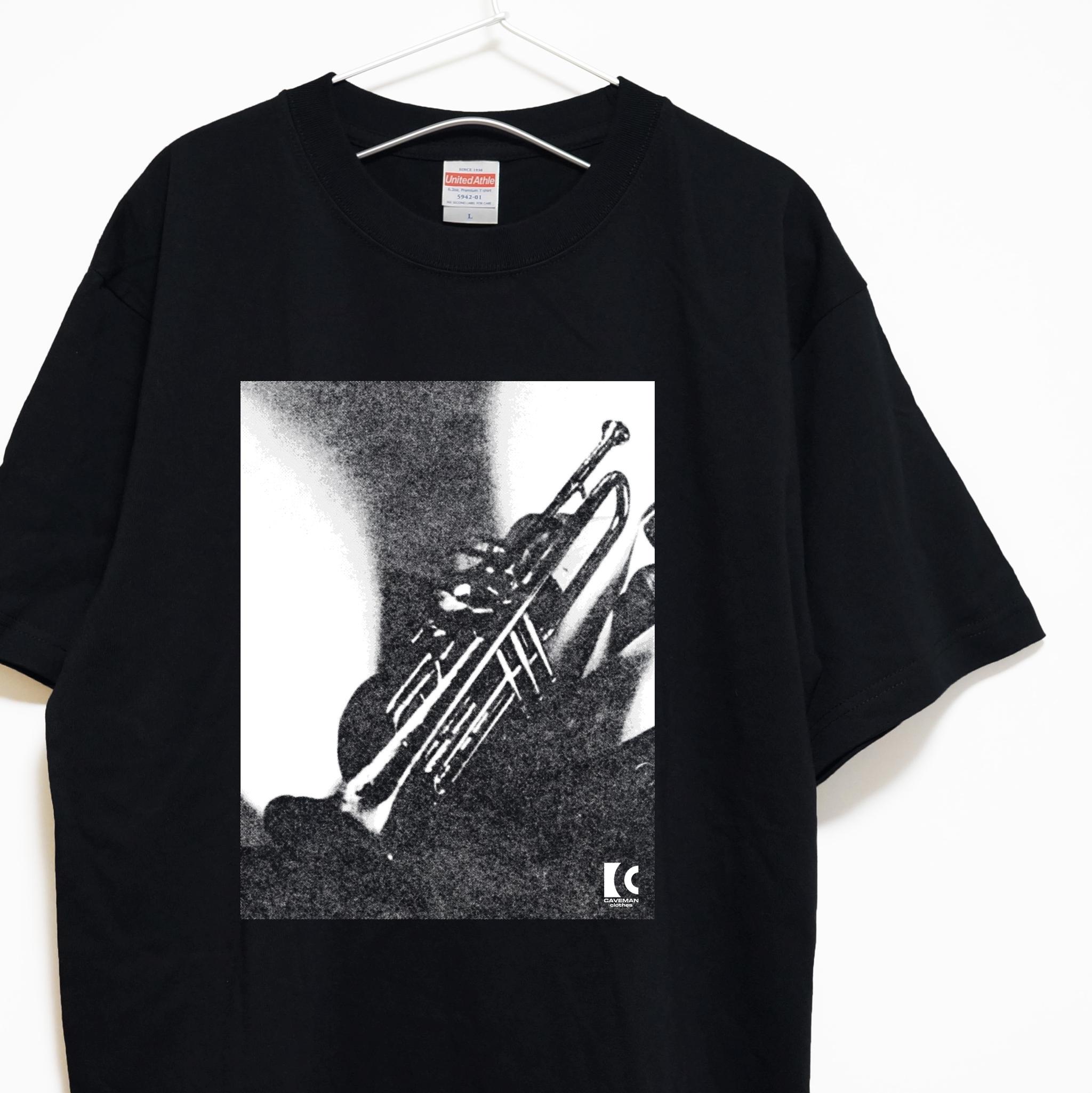 トランペットのフォトデザイン 音楽系Tシャツ プレミアム生地【ブラック】やや厚め生地のハイグレード半袖クルーネック | 1枚目